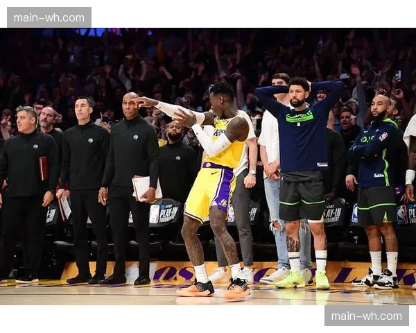 特写:终场哨响,勒布朗-詹姆斯与安东尼-戴维斯在替补席相拥庆祝锁定季后赛 特写:终场哨响,勒布朗-詹姆斯与安东尼-戴维斯在替补席相拥庆祝锁定季后赛