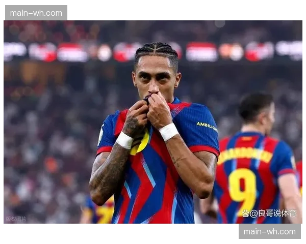 巴萨边锋拉菲尼亚恢复合练,有望在四月关键战役复出 巴萨边锋拉菲尼亚恢复合练,有望在四月关键战役复出